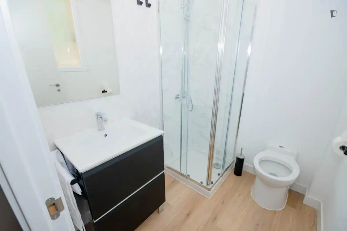 Badezimmer von Wohnungen zur Miete in Madrid mit Klimaanlage, Möbliert und Waschmaschine