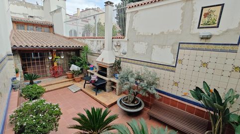 ESPECTACULAR CÉNTRICA CASA DE 6 HABITACIONES CON JARDÍN