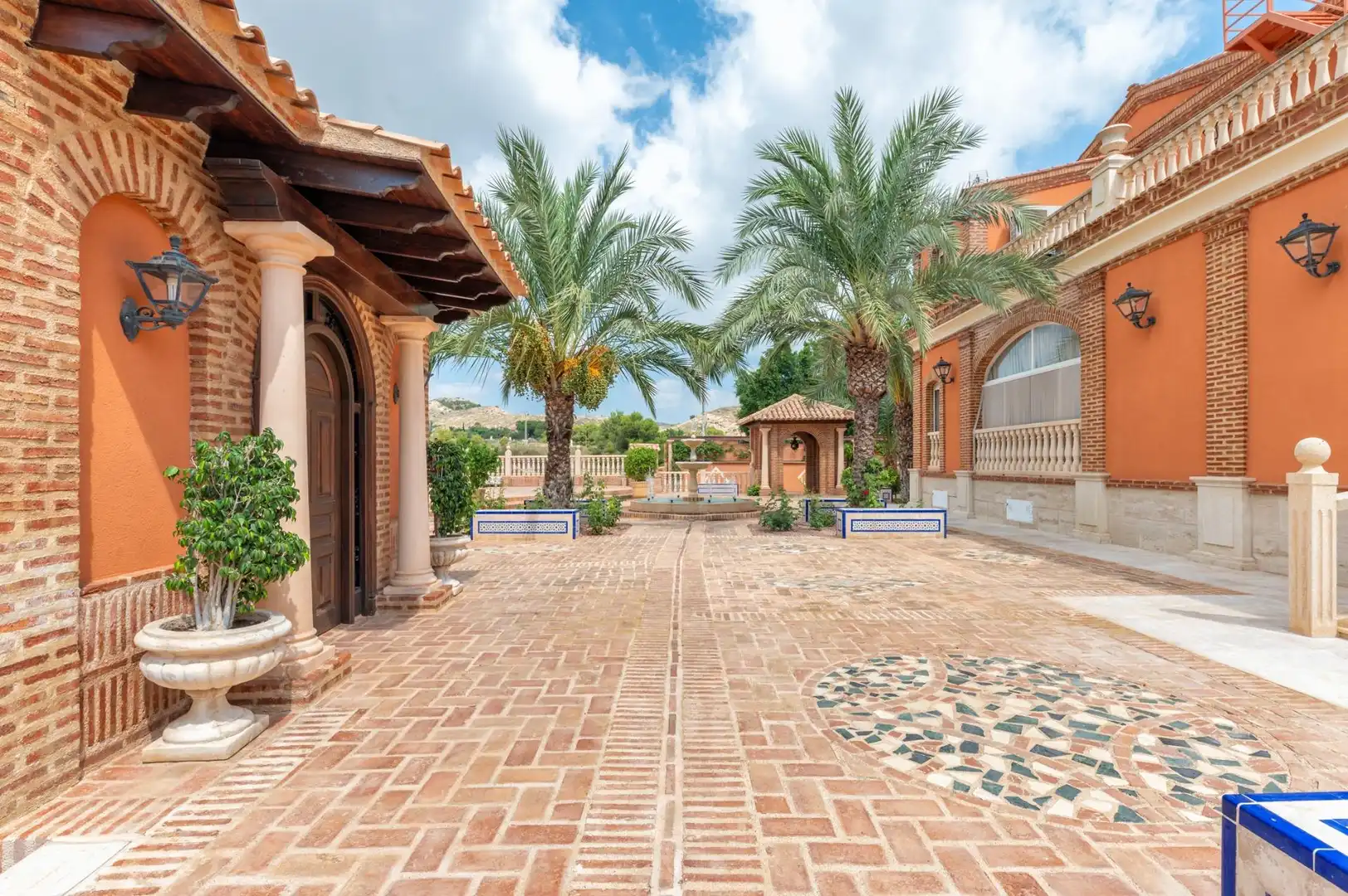 Vista exterior de Casa o xalet en venda en Elche / Elx amb Aire condicionat, Calefacció i Jardí privat