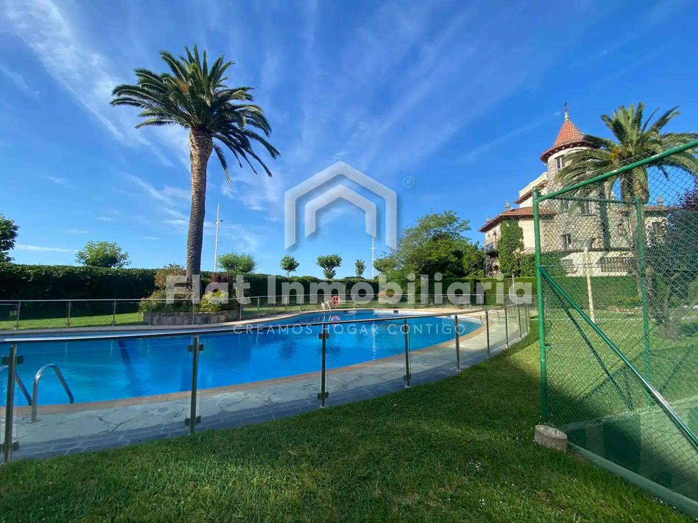 Piscina de Piso en venta en Castro-Urdiales con Calefacción, Parquet y Terraza