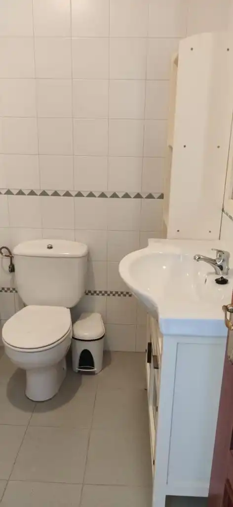 Baño de Apartamento de alquiler en Chiclana de la Frontera con Aire acondicionado, Amueblado y Horno