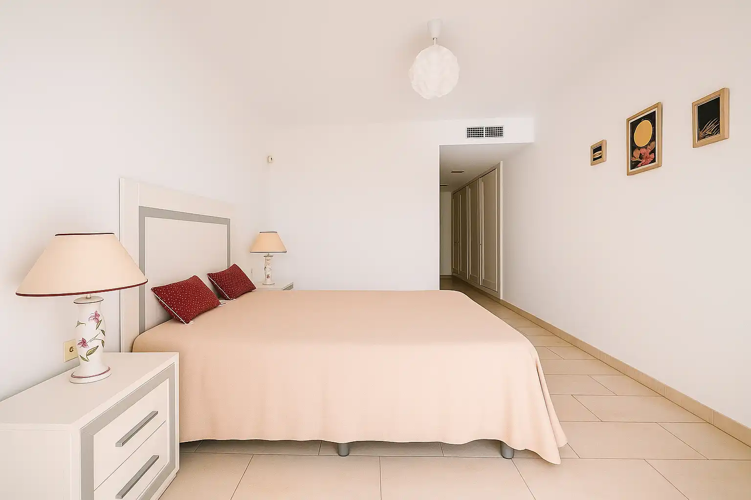 Habitación de Apartamento en venta en Benahavís con Aire acondicionado, Trastero y Piscina comunitaria