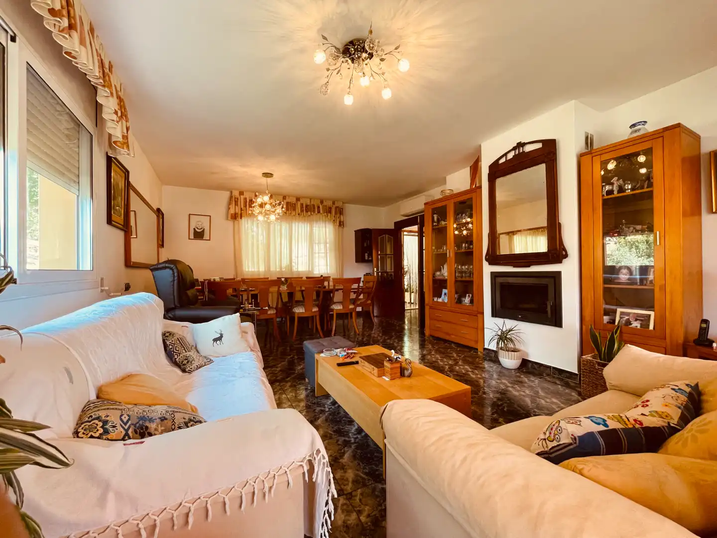 Sala d'estar de Casa o xalet en venda en Corbera de Llobregat amb Aire condicionat, Calefacció i Jardí privat