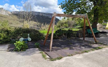 Jardí de Casa o xalet en venda en Valle de Manzanedo amb Calefacció, Jardí privat i Terrassa