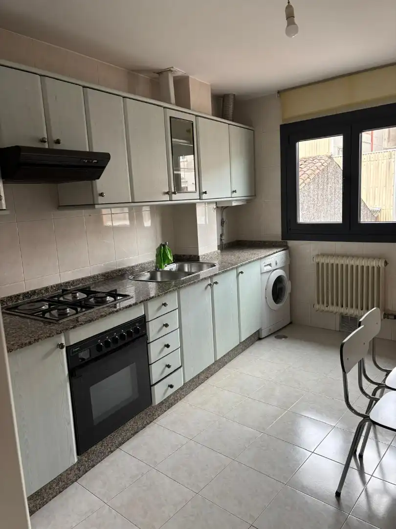 Cuina de Apartament de lloguer en Santiago de Compostela  amb Calefacció, Parquet i Moblat