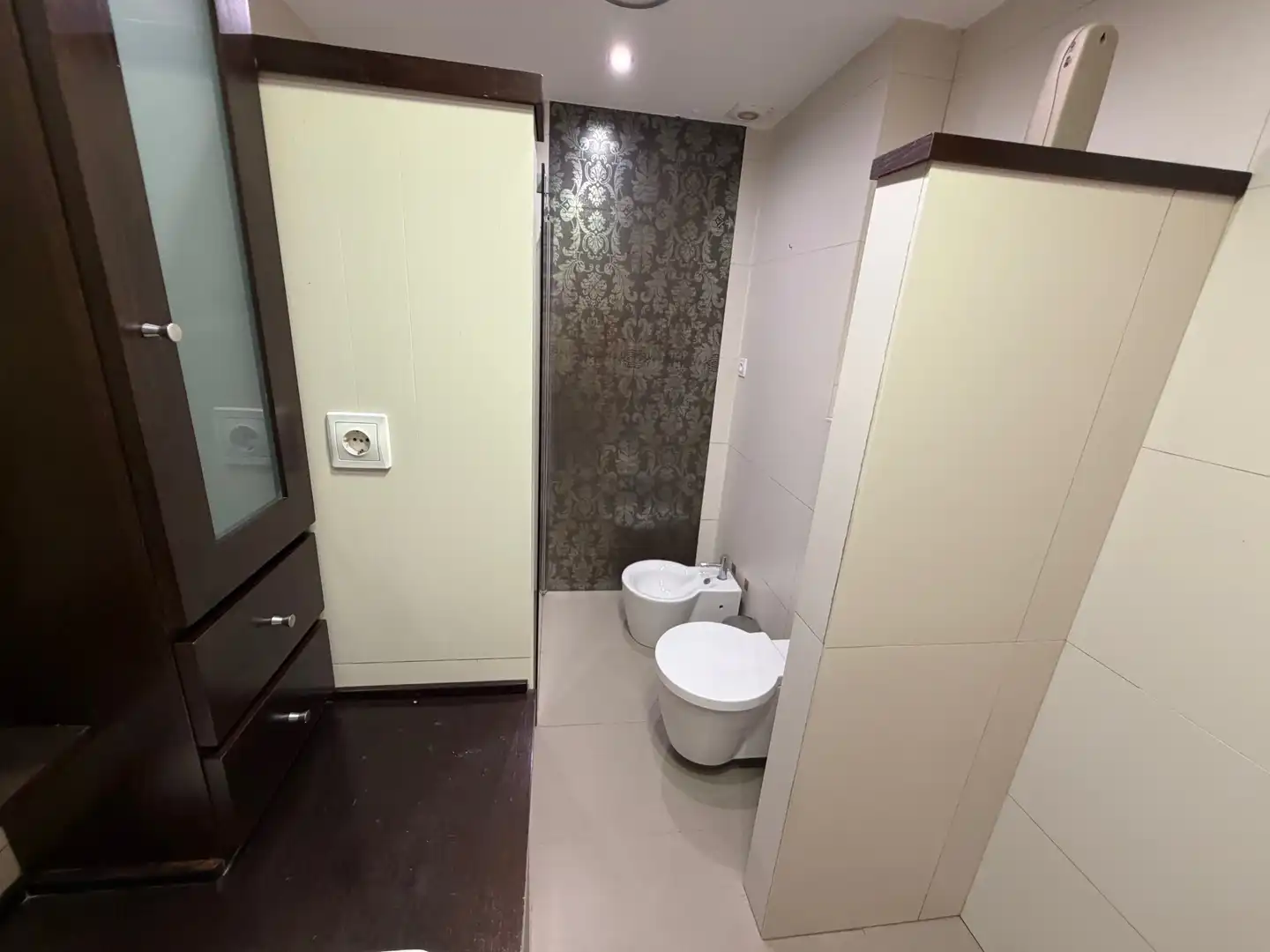 Badezimmer von Wohnung zum Verkauf in Almería mit Klimaanlage, Parkett und Möbliert