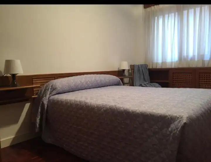 Dormitori de Apartament de lloguer en Gijón  amb Calefacció, Parquet i Moblat