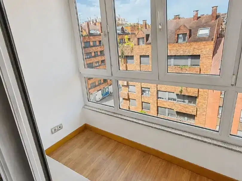 Dormitori de Pis en venda en Oviedo  amb Terrassa i Balcó