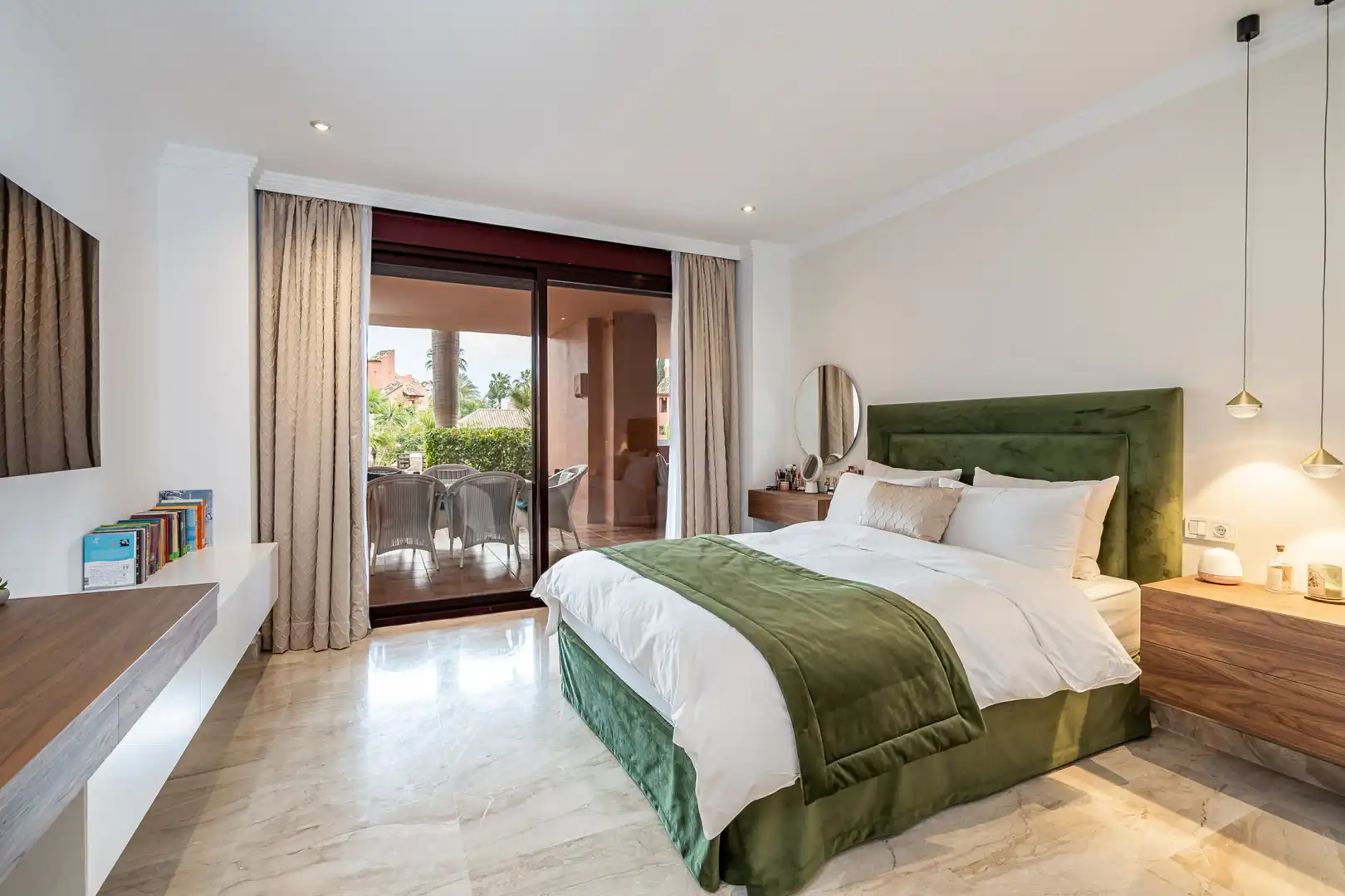 Habitación de Planta baja en venta en Estepona con Aire acondicionado, Terraza y Piscina