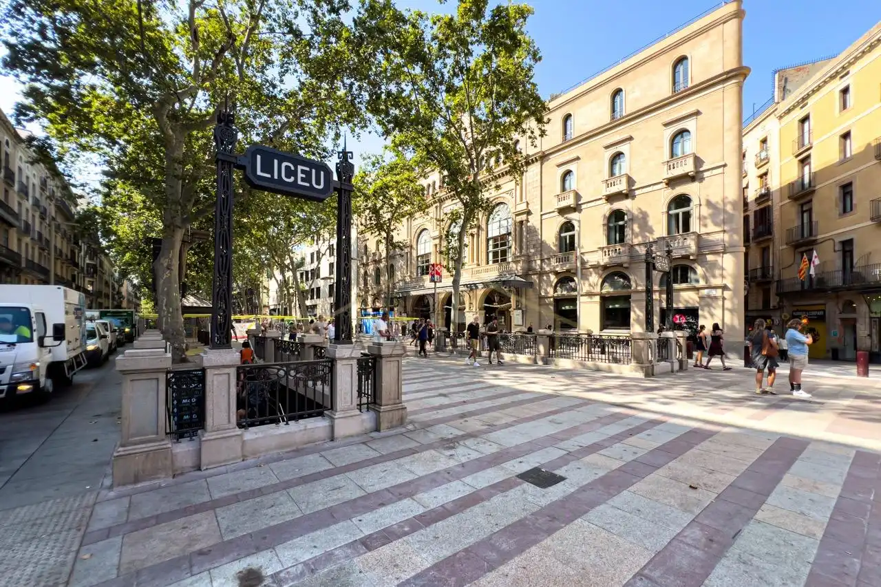 Exterior view of Flat for sale in Barcelona  with Alarm