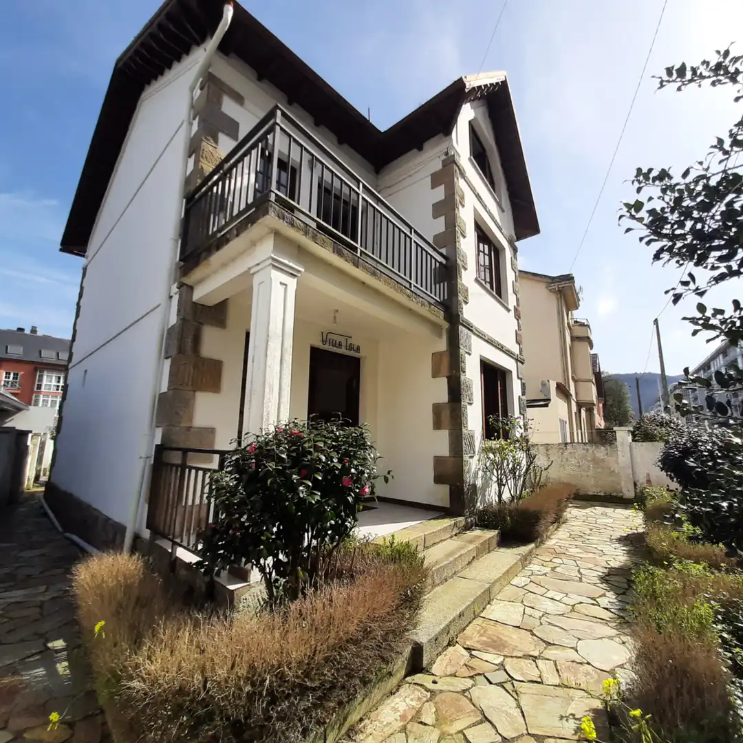 Vista exterior de Casa o chalet en venta en Viveiro con Calefacción, Jardín privado y Parquet