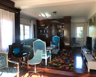 Sala d'estar de Casa o xalet en venda en Oleiros amb Calefacció, Jardí privat i Parquet