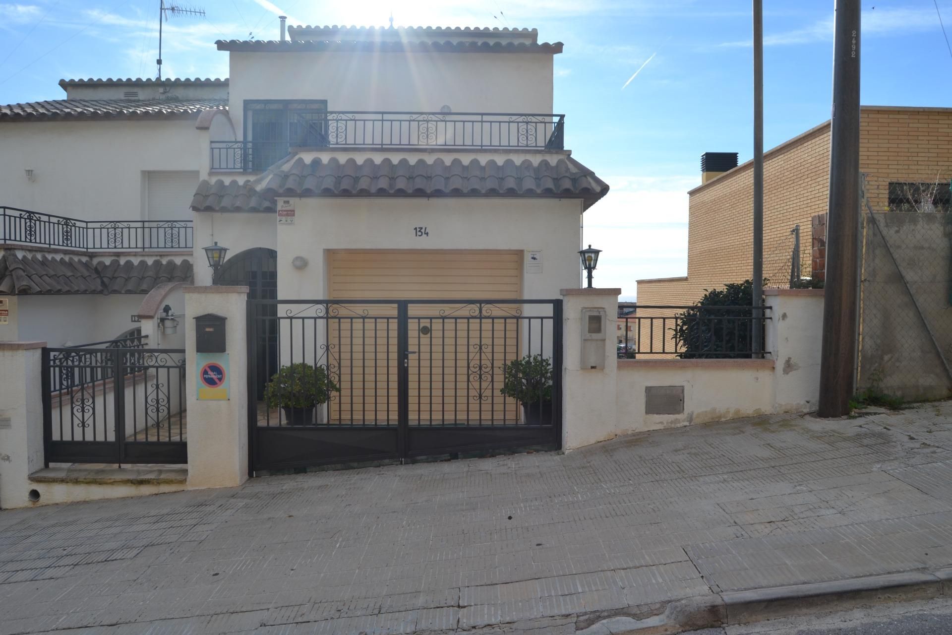Vista exterior de Casa adosada en venda en Calafell amb Calefacció, Jardí privat i Terrassa