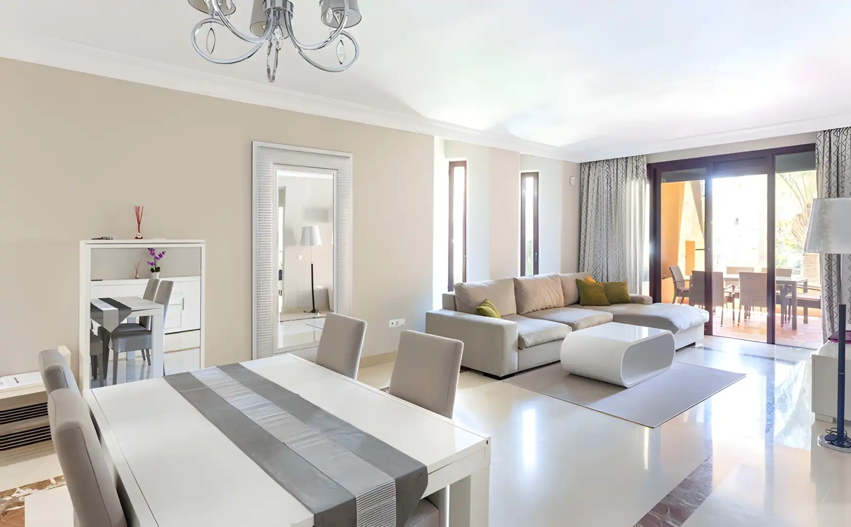 Wohnzimmer von Erdgeschoss zum Verkauf in Marbella mit Klimaanlage, Terrasse und Schwimmbad