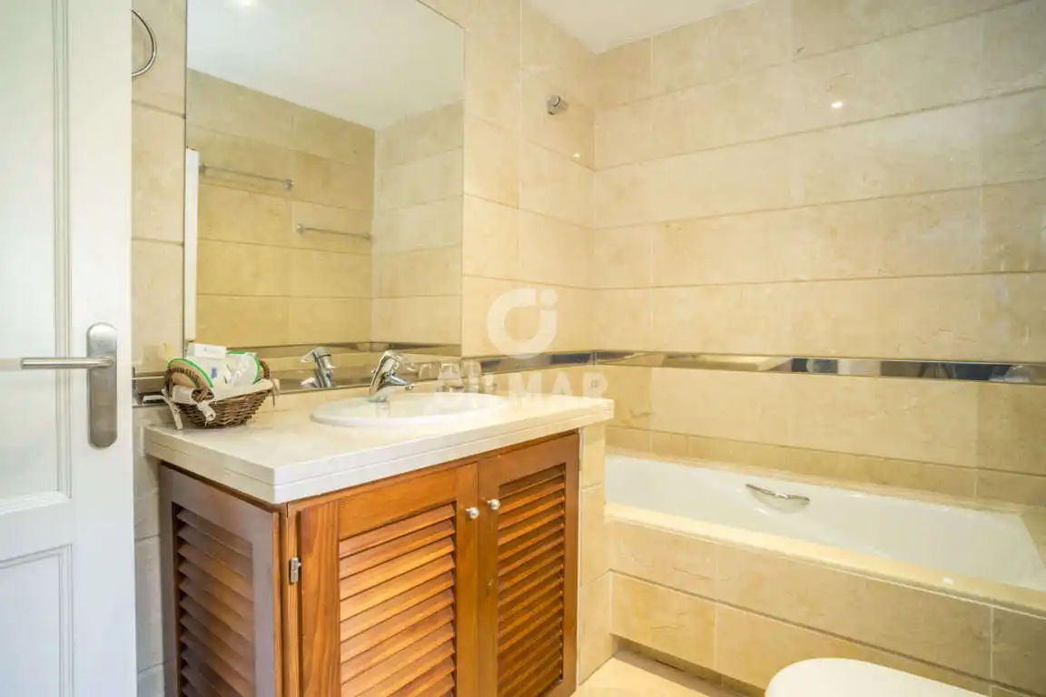 Badezimmer von Maisonette zum Verkauf in Sotogrande mit Heizung, Abstellraum und Schwimmbad