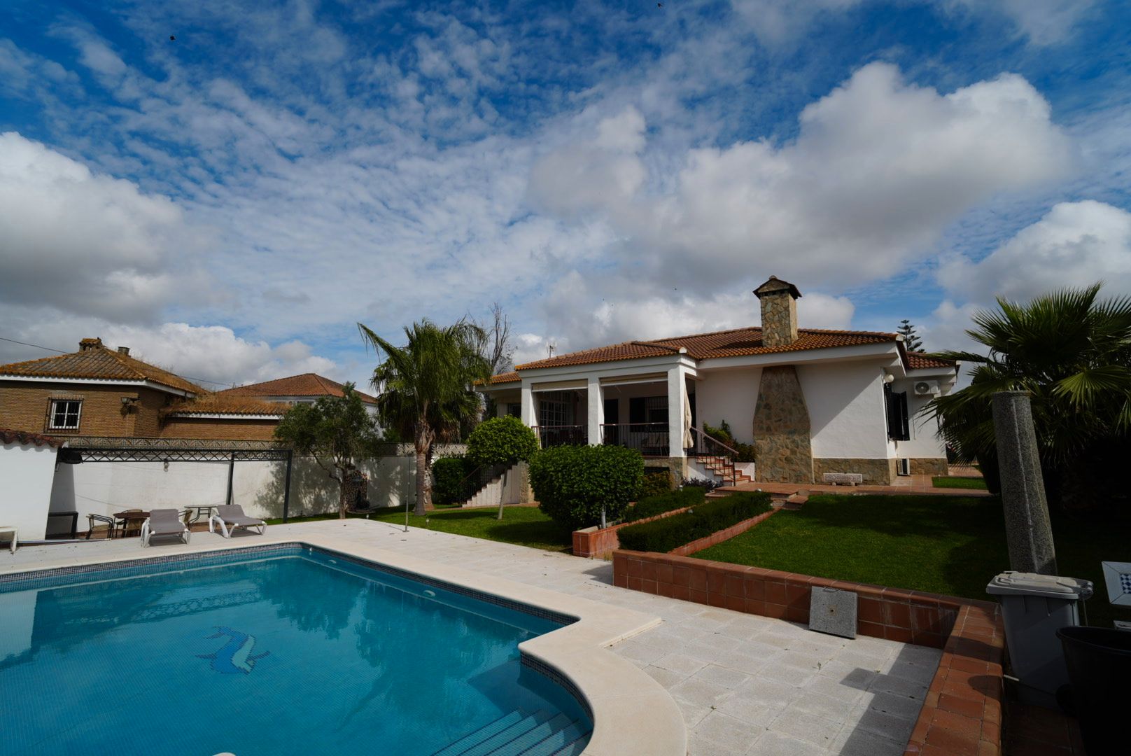 Swimming pool of House or chalet for sale in Dos Hermanas  with Air Conditioner, Heating and Private garden