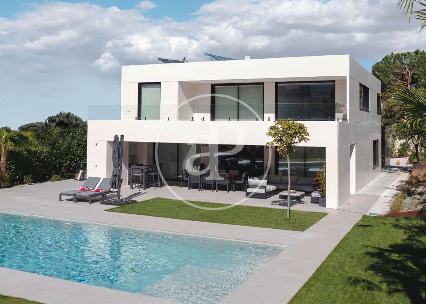Exterior view of Single-family semi-detached for sale in Pozuelo de Alarcón  with Heating and Swimming Pool