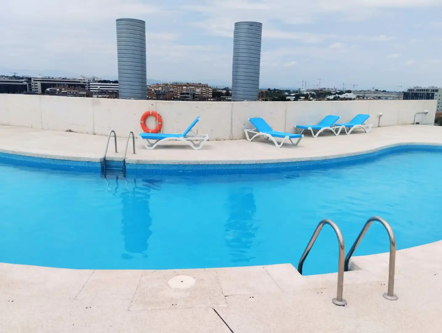 Schwimmbecken von Wohnung zur Miete in San Sebastián de los Reyes mit Klimaanlage, Heizung und Möbliert