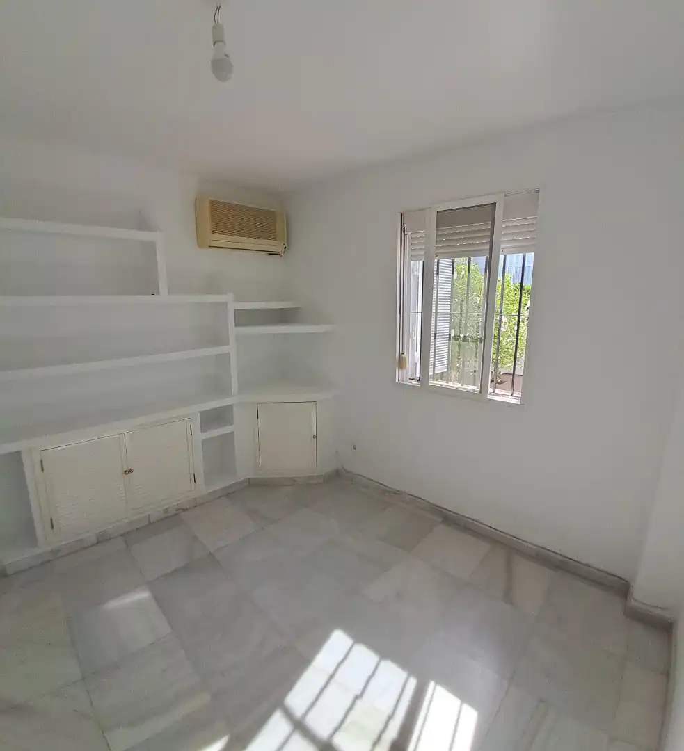Dormitori de Casa adosada de lloguer en Tomares amb Aire condicionat i Piscina