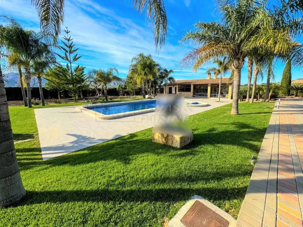 Jardí de Casa o xalet en venda en Orihuela amb Aire condicionat, Jardí privat i Traster
