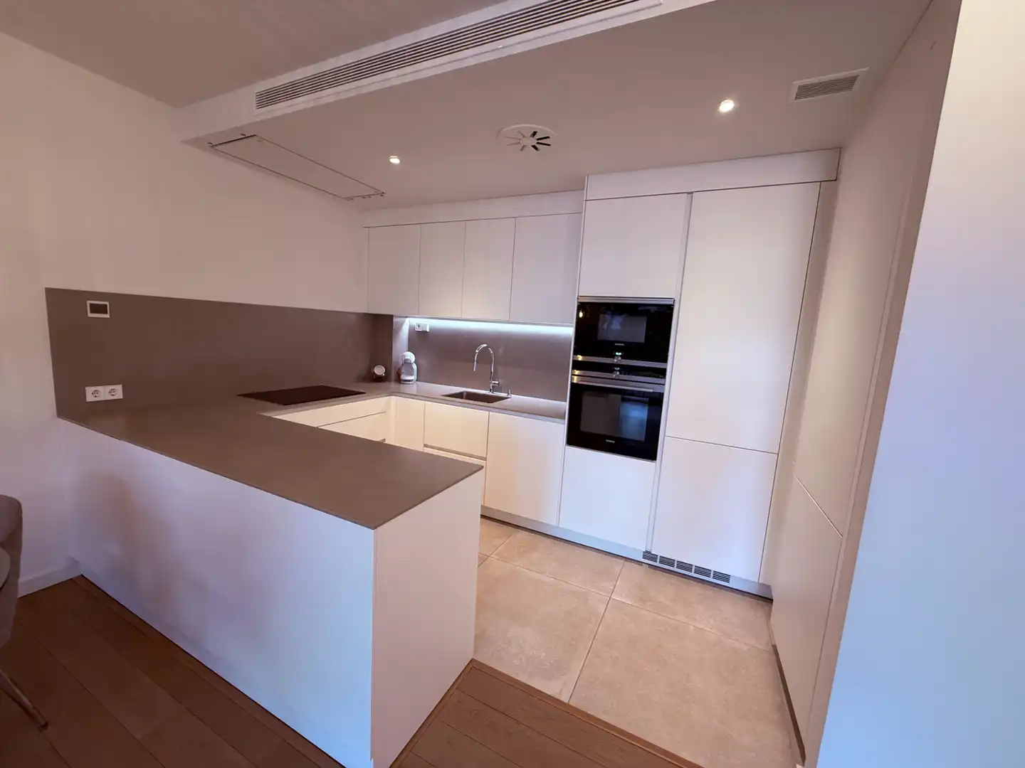 Cocina de Apartamento de alquiler en Salou con Aire acondicionado, Calefacción y Parquet