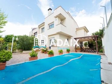 Villa mit Pool zum Verkauf in Calle Islas Cíes