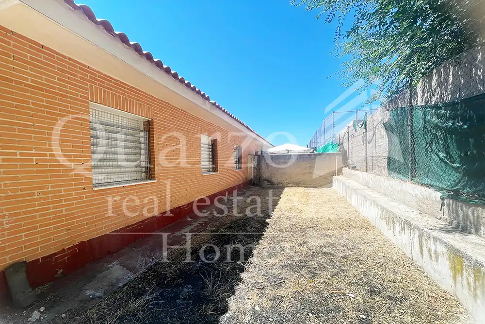 Vista exterior de Casa adosada en venda en La Mata amb Jardí privat