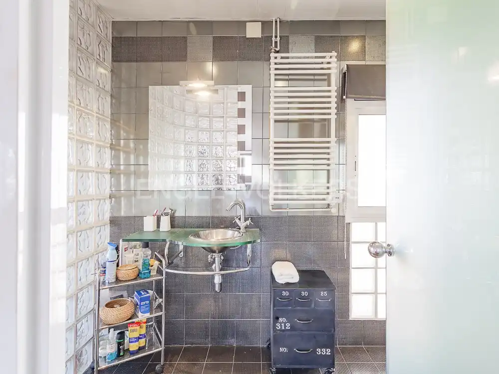 Badezimmer von Dachboden zum Verkauf in Barcelona mit Klimaanlage, Heizung und Terrasse