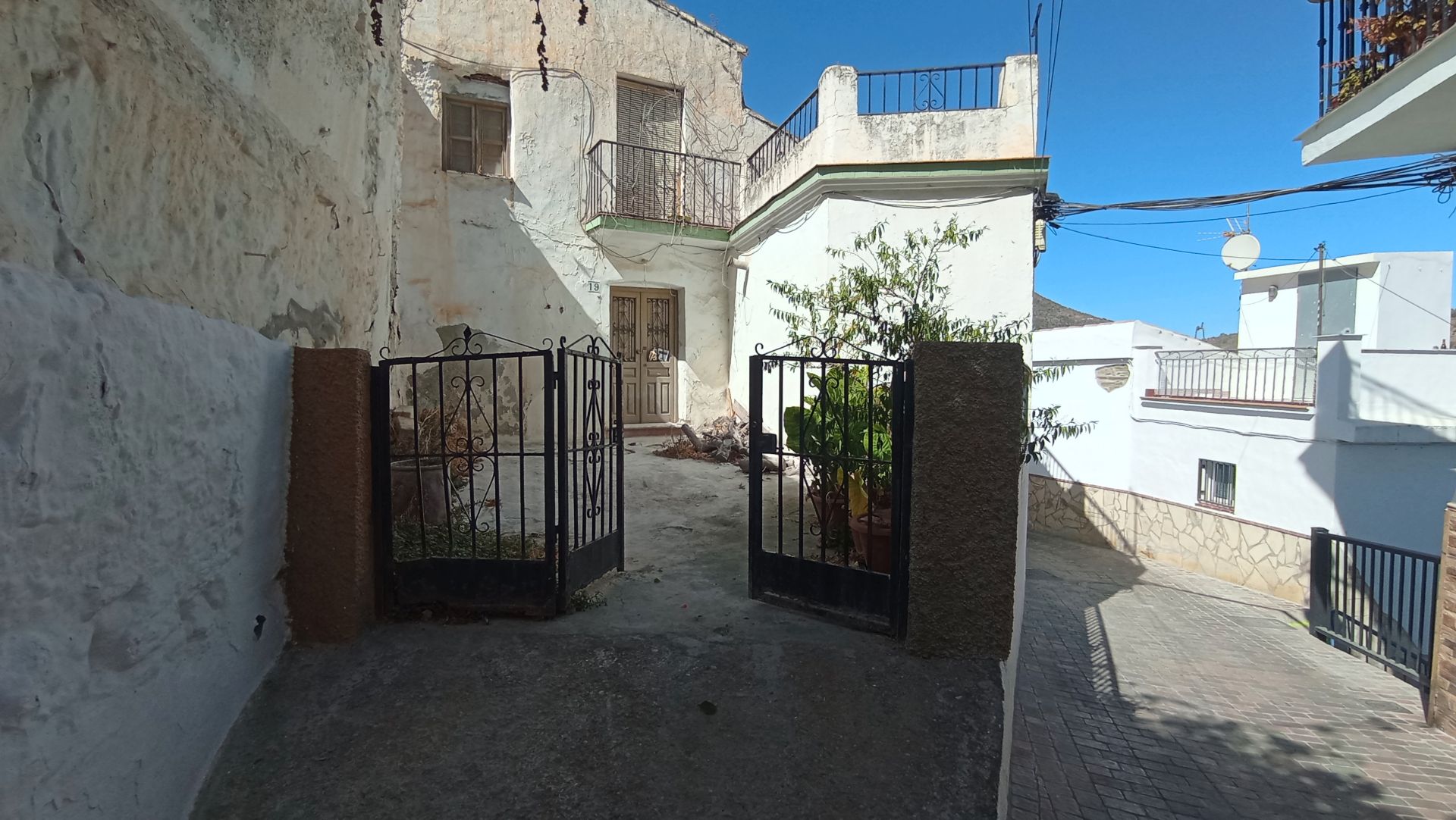 Vista exterior de Casa o xalet en venda en Sayalonga amb Terrassa, Balcó i Piscina comunitària