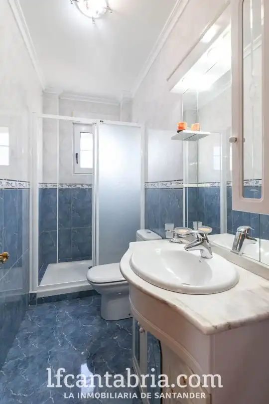 Baño de Casa o chalet en venta en Santa Cruz de Bezana con Calefacción, Jardín privado y Trastero