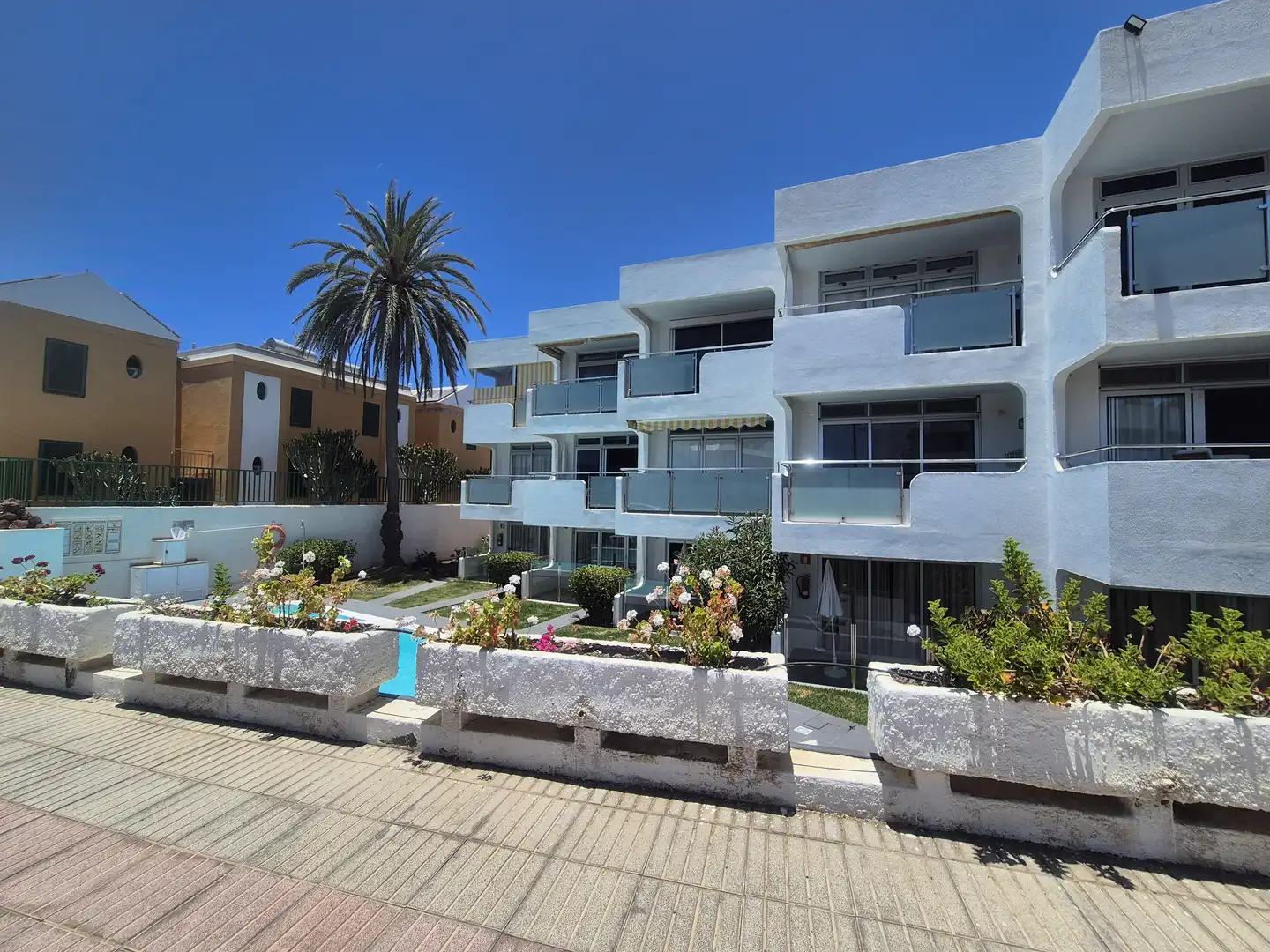 Außenansicht von Wohnungen zur Miete in San Bartolomé de Tirajana mit Privatgarten, Terrasse und Schwimmbad