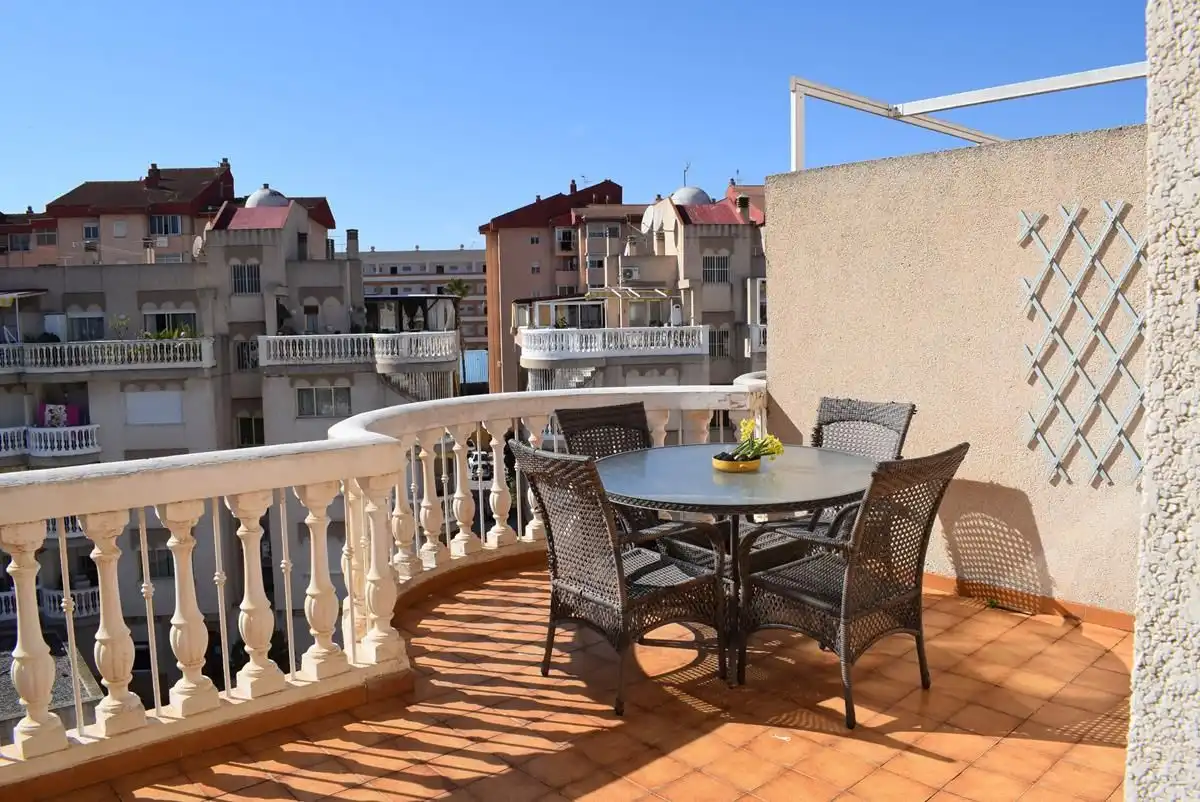 Terrasse von Dachboden zur Miete in Almuñécar mit Terrasse, Möbliert und Ofen