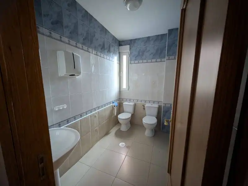 Baño de Local de alquiler en El Espinar con Calefacción