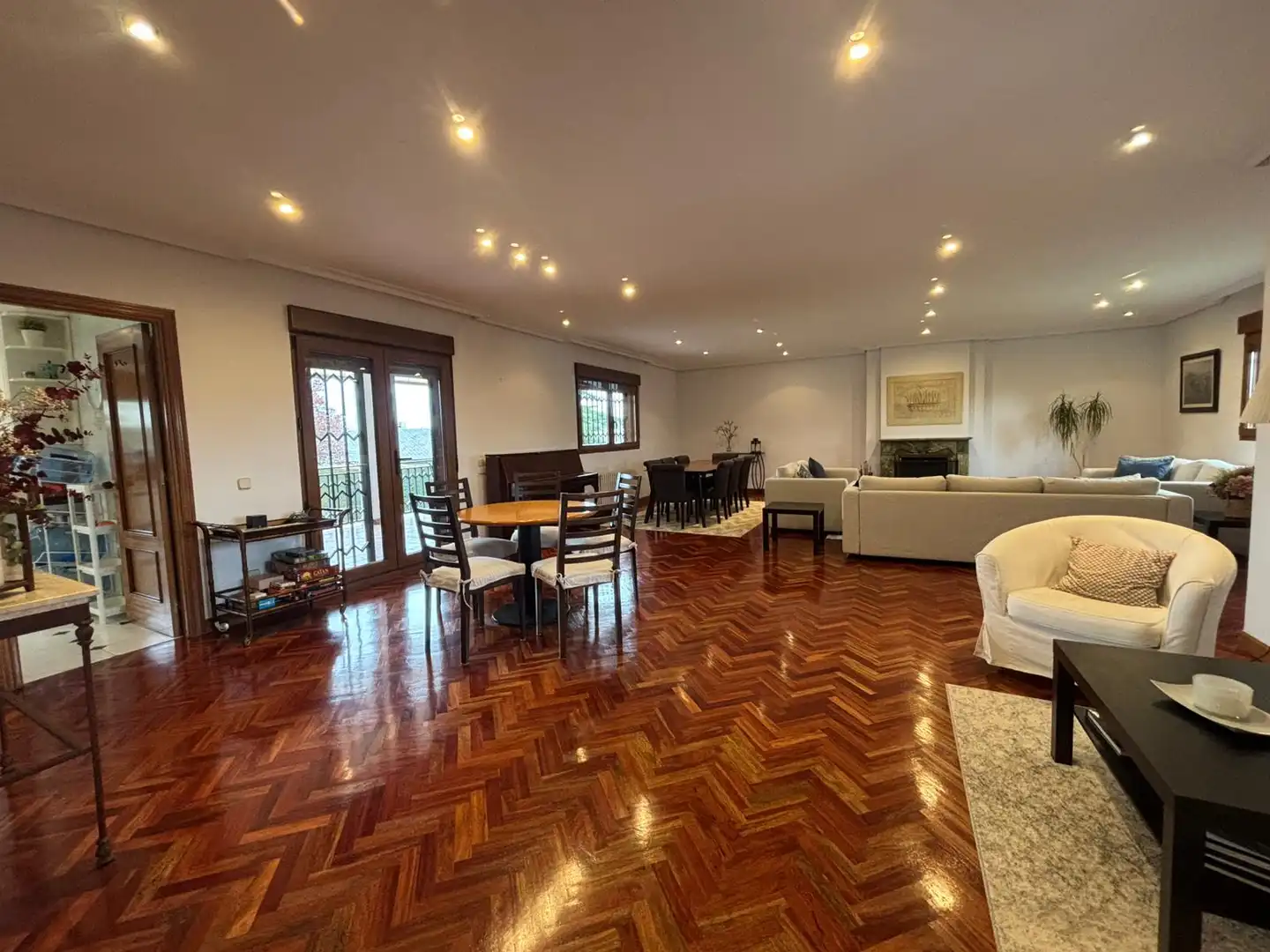 Sala d'estar de Casa o xalet en venda en Pozuelo de Alarcón amb Aire condicionat, Calefacció i Jardí privat