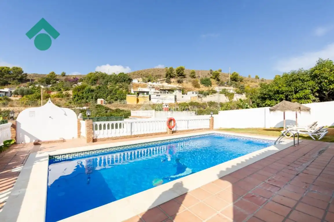 Casa rústica con piscina en venta en Avda Pescia - Ctra de Frigiliana