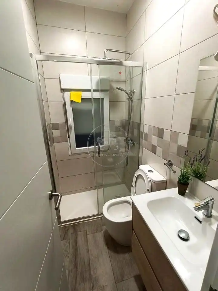 Badezimmer von Erdgeschoss zur Miete in Madrid mit Möbliert