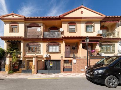 Exterior view of Single-family semi-detached for sale in Cúllar Vega  with Air Conditioner and Terrace