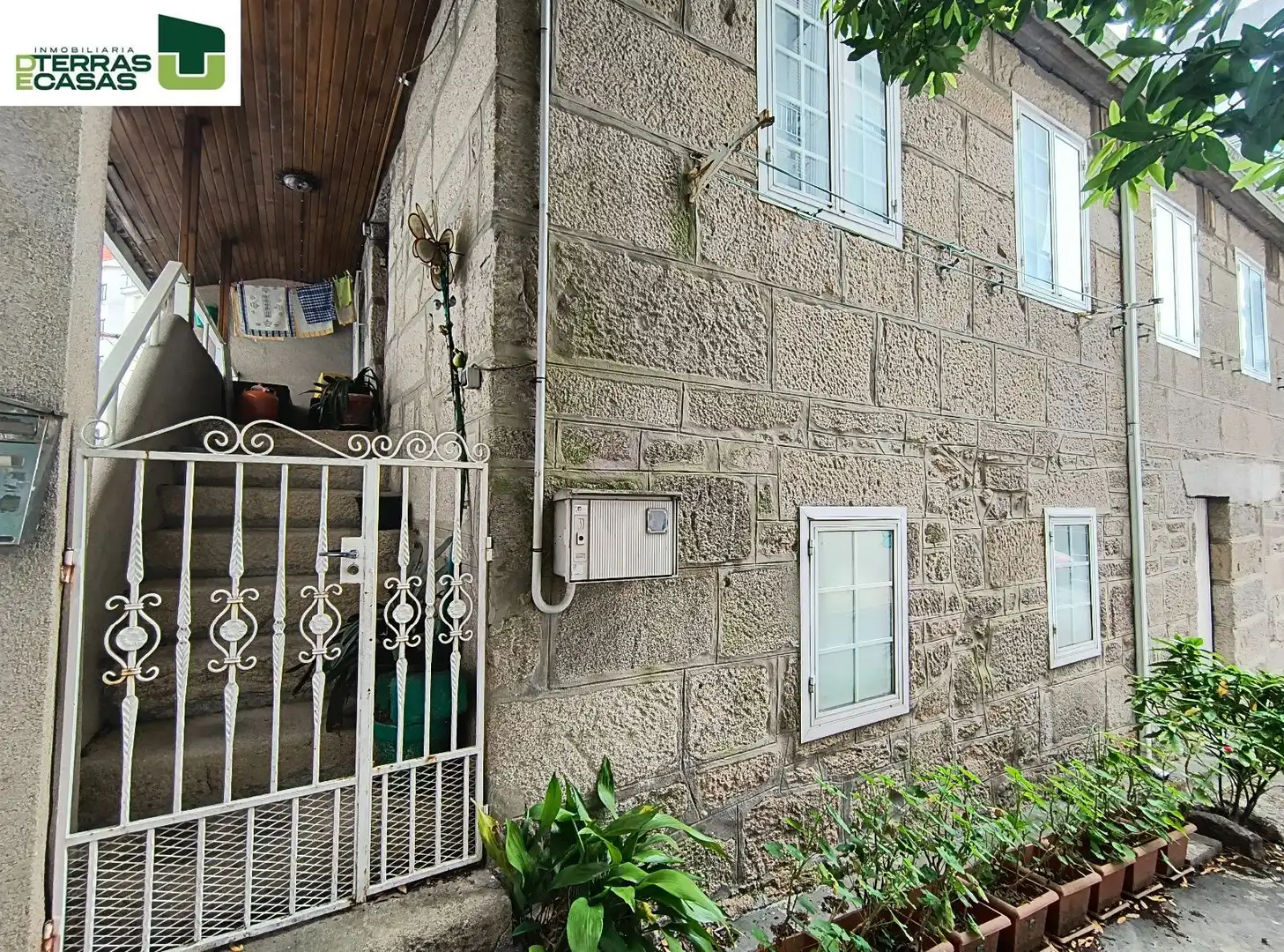 Vista exterior de Casa o xalet en venda en Pontevedra Capital  amb Terrassa, Traster i Moblat