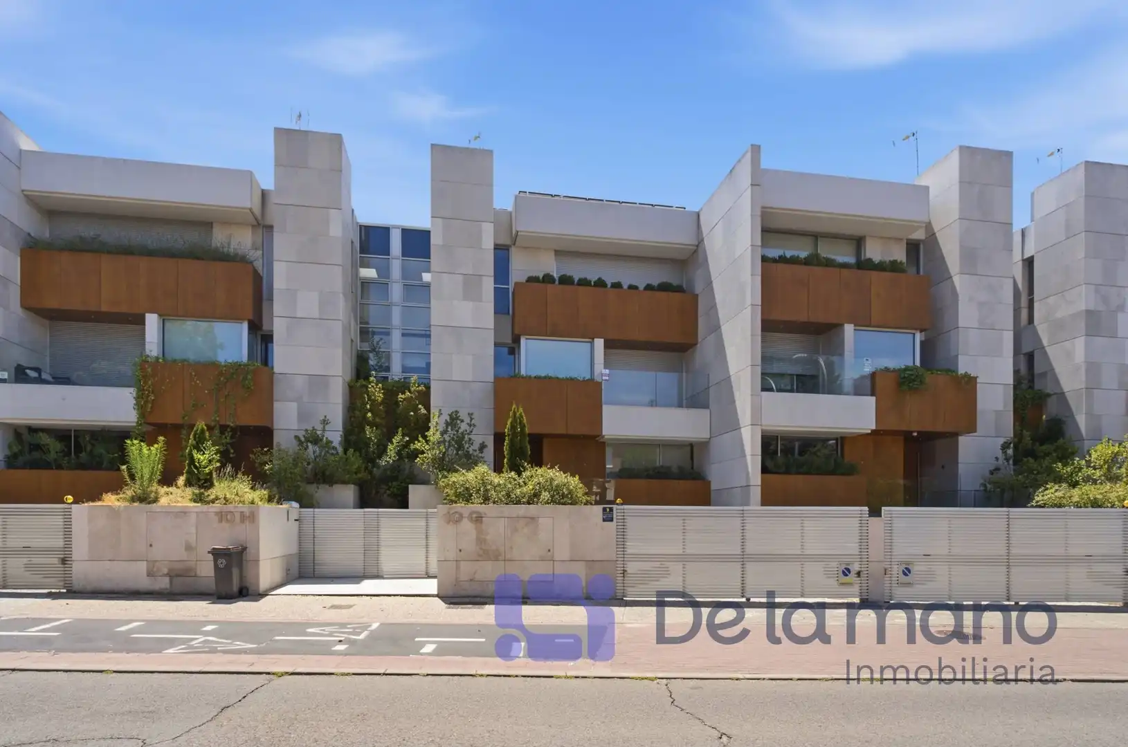 Vista exterior de Casa adosada en venda en Madrid amb Aire condicionat, Calefacció i Jardí privat