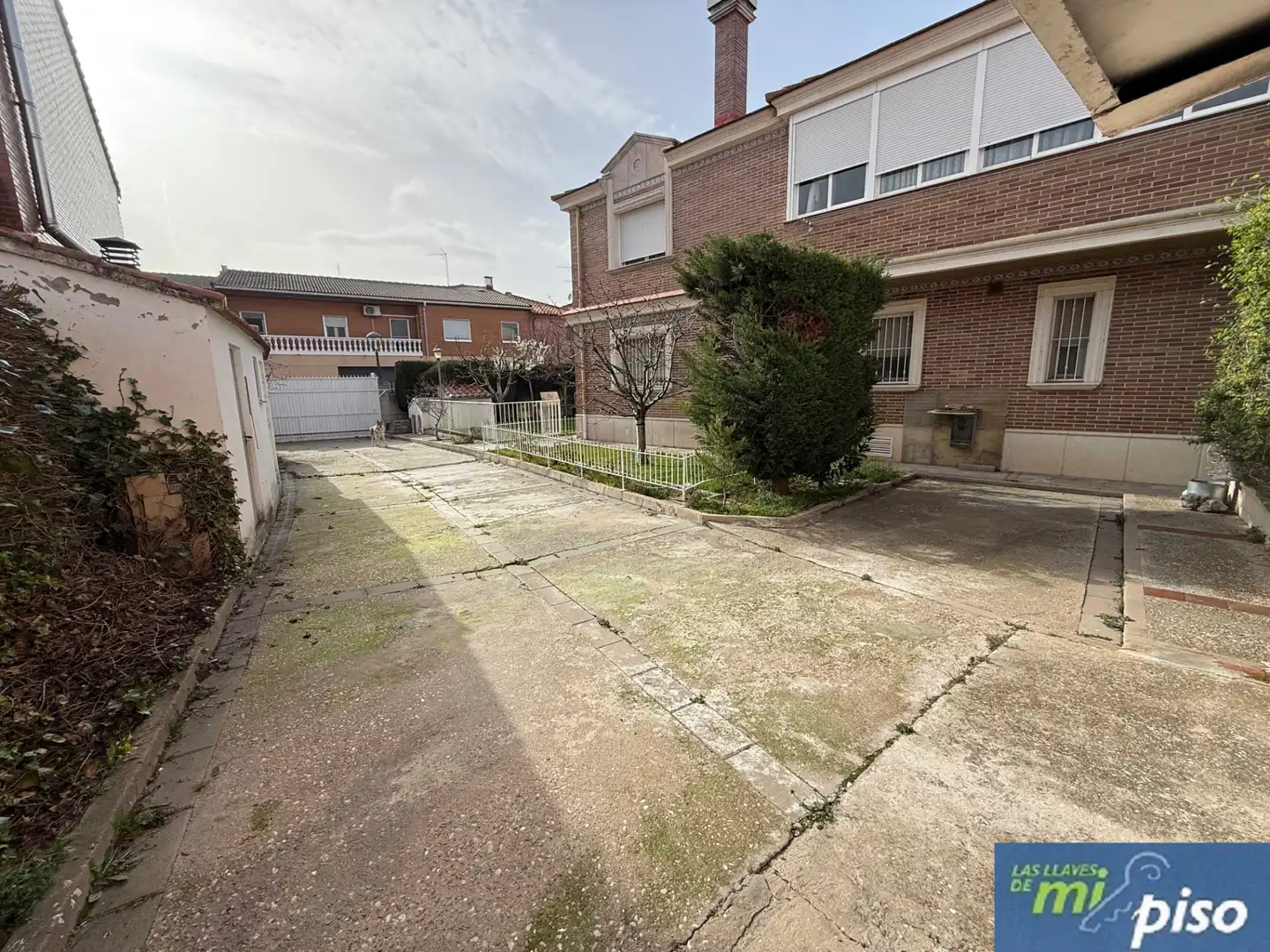 Vista exterior de Casa o xalet en venda en Santovenia de Pisuerga amb Calefacció, Jardí privat i Parquet
