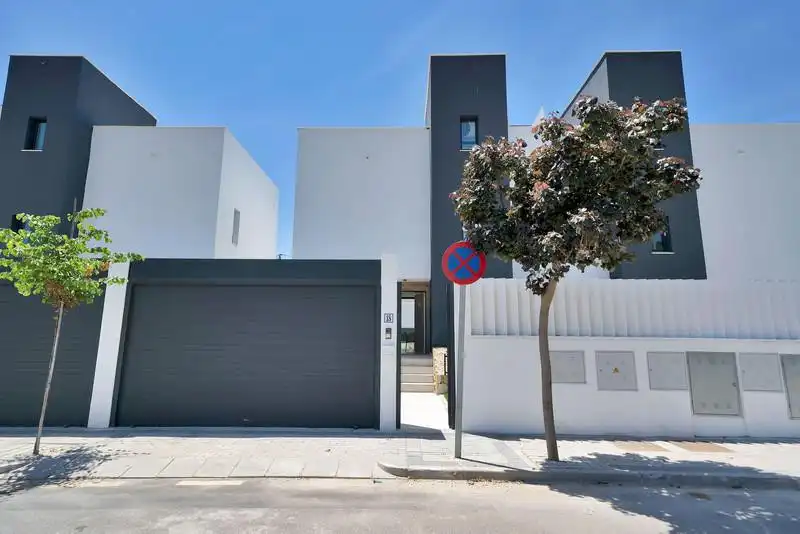 Vista exterior de Casa adosada de alquiler en Estepona con Aire acondicionado, Jardín privado y Terraza