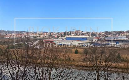 Vista exterior de Pis en venda en Irun  amb Balcó