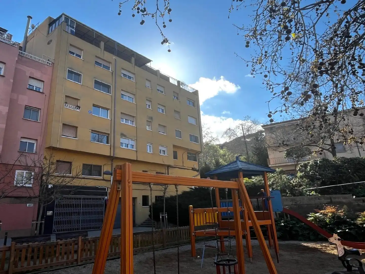 Vista exterior de Pis en venda en Montcada i Reixac amb Terrassa