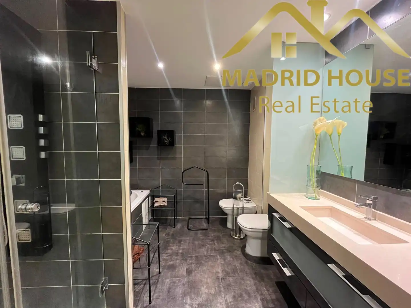 Badezimmer von Wohnung zum Verkauf in Madrid mit Klimaanlage, Heizung und Möbliert