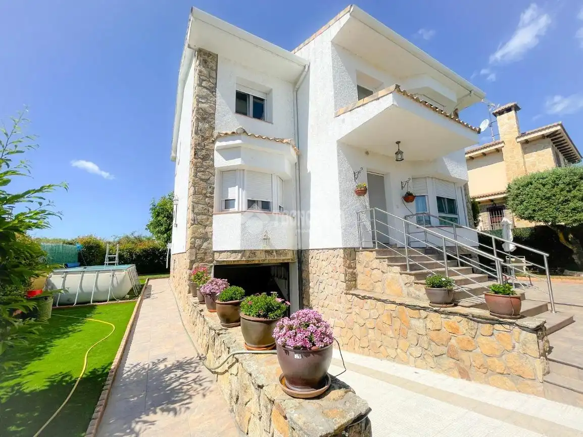 Vista exterior de Casa o xalet en venda en Guadarrama amb Calefacció