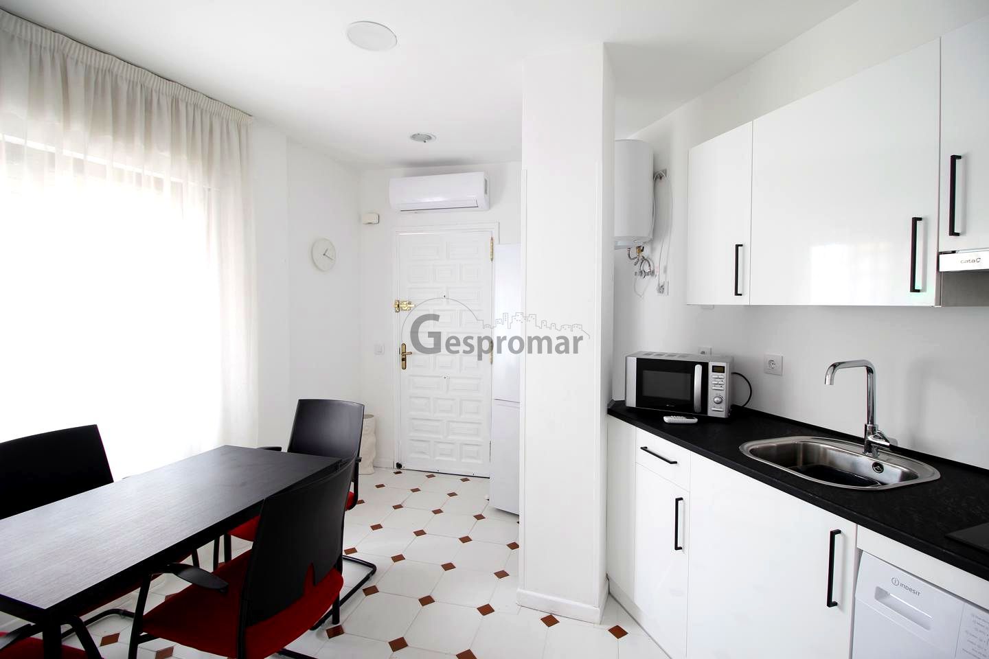 Cuina de Loft de lloguer en  Madrid Capital amb Aire condicionat, Calefacció i Moblat