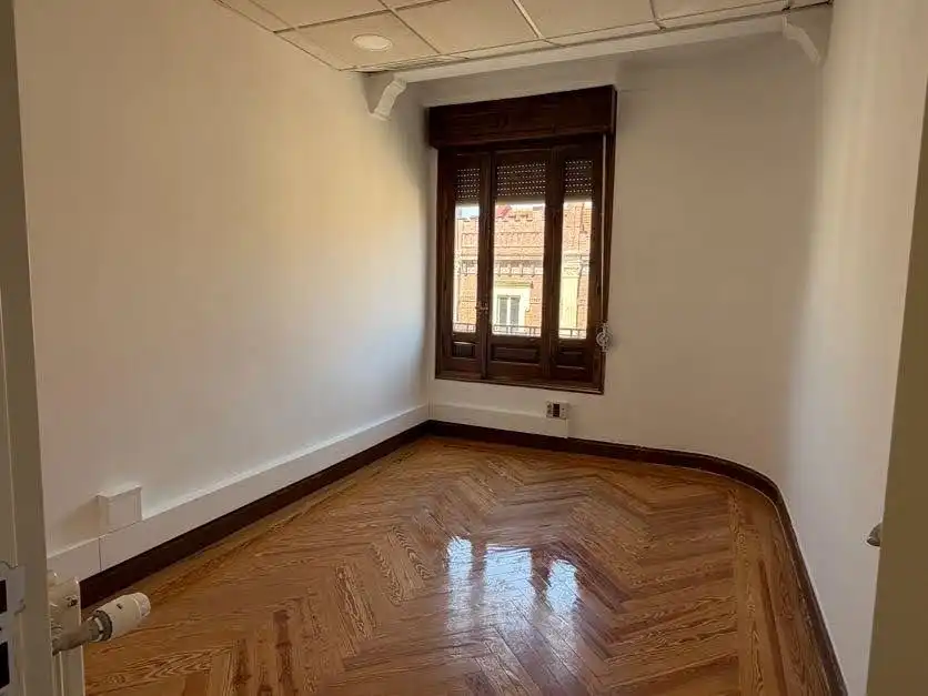Habitación de Oficina de alquiler en Madrid con Calefacción y Internet