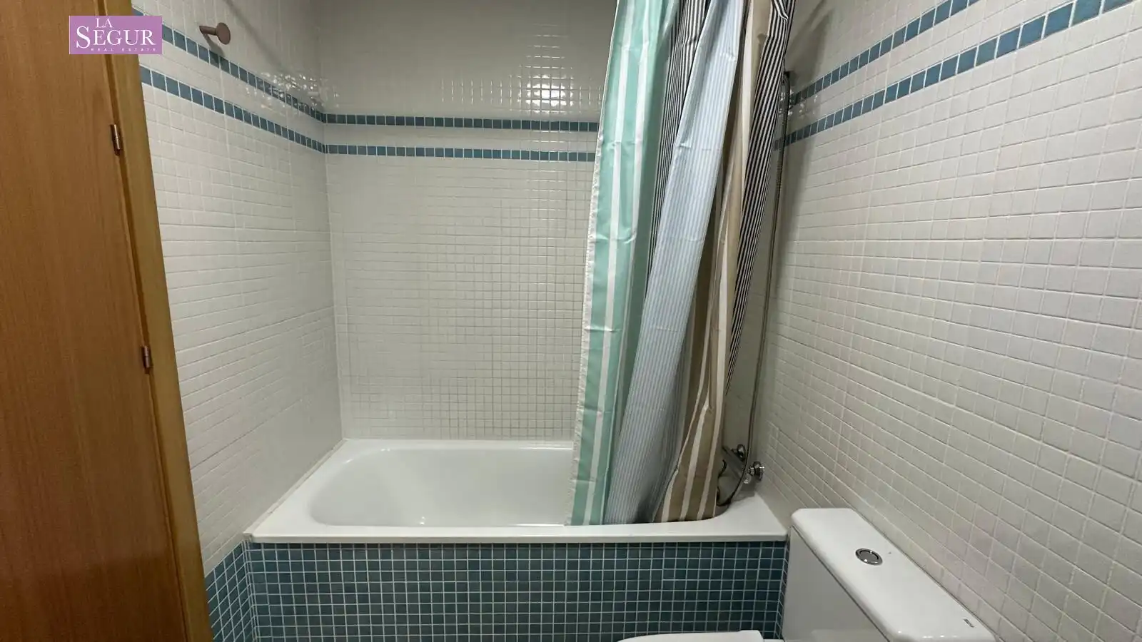Badezimmer von Wohnung zum Verkauf in Conil de la Frontera mit Klimaanlage, Privatgarten und Abstellraum