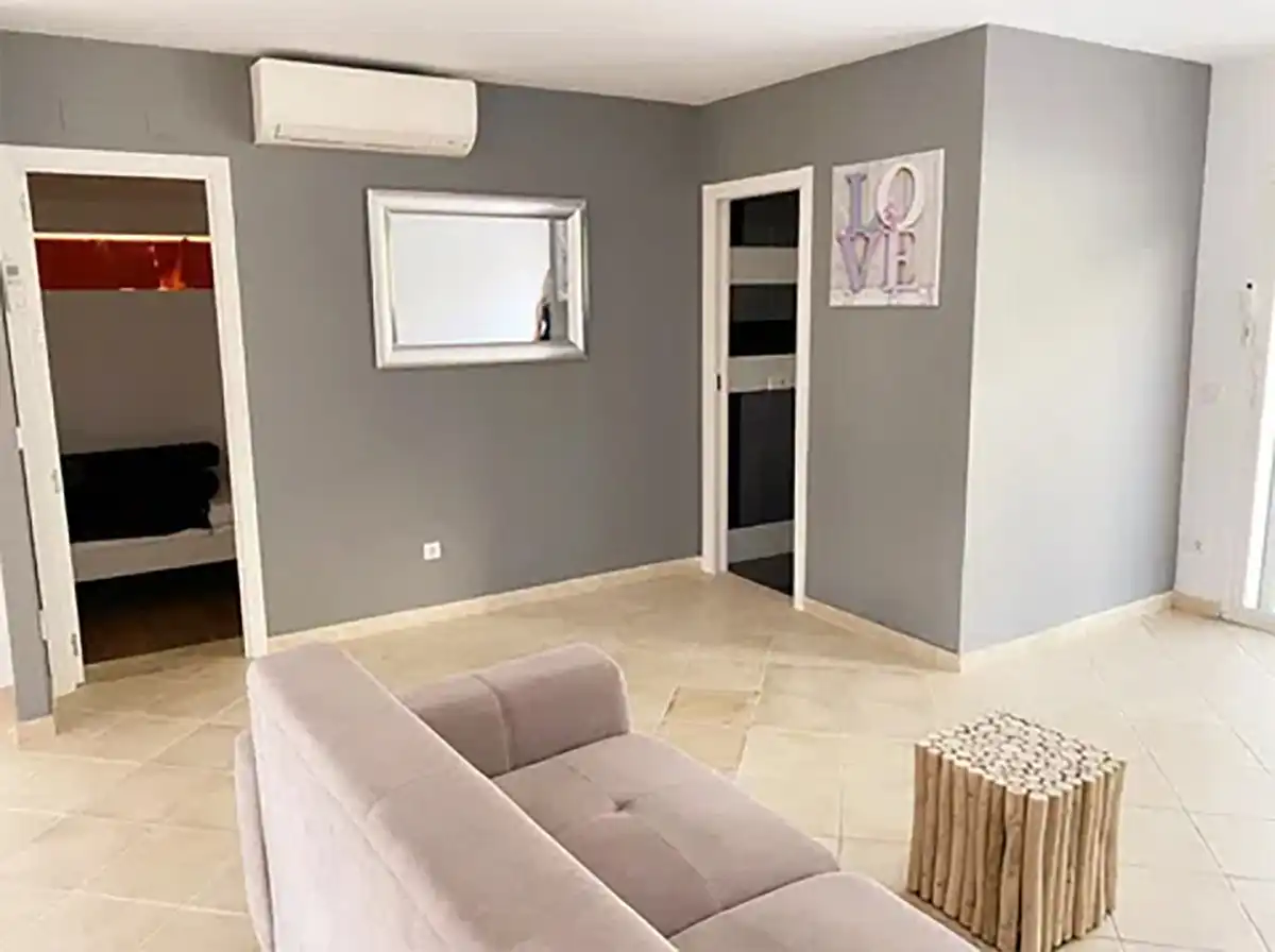 Sala d'estar de Casa adosada en venda en Marbella amb Aire condicionat, Calefacció i Jardí privat
