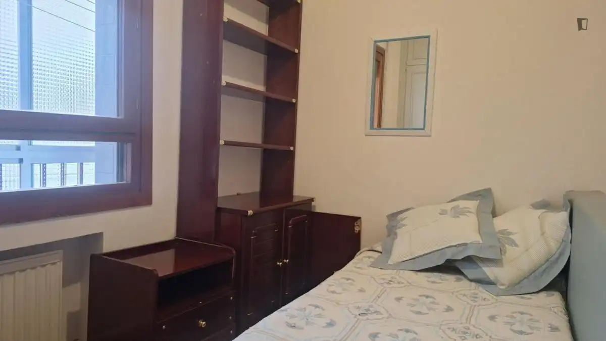 Habitación de Apartamento para compartir en Madrid con Aire acondicionado, Calefacción y Amueblado